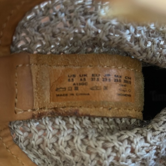 TIMBERLAND Women’s crochet Timberlands - sz 6.5. Excellent condition. - Picture 2 of 3